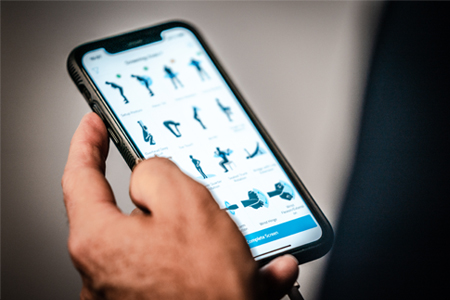 golfer-holding-phone-app-exercises